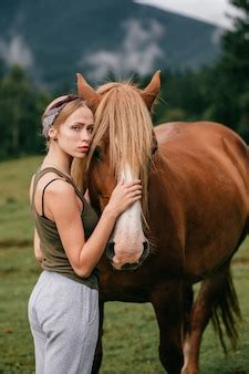 Hermosa jovencita follada en la naturaleza por un caballo